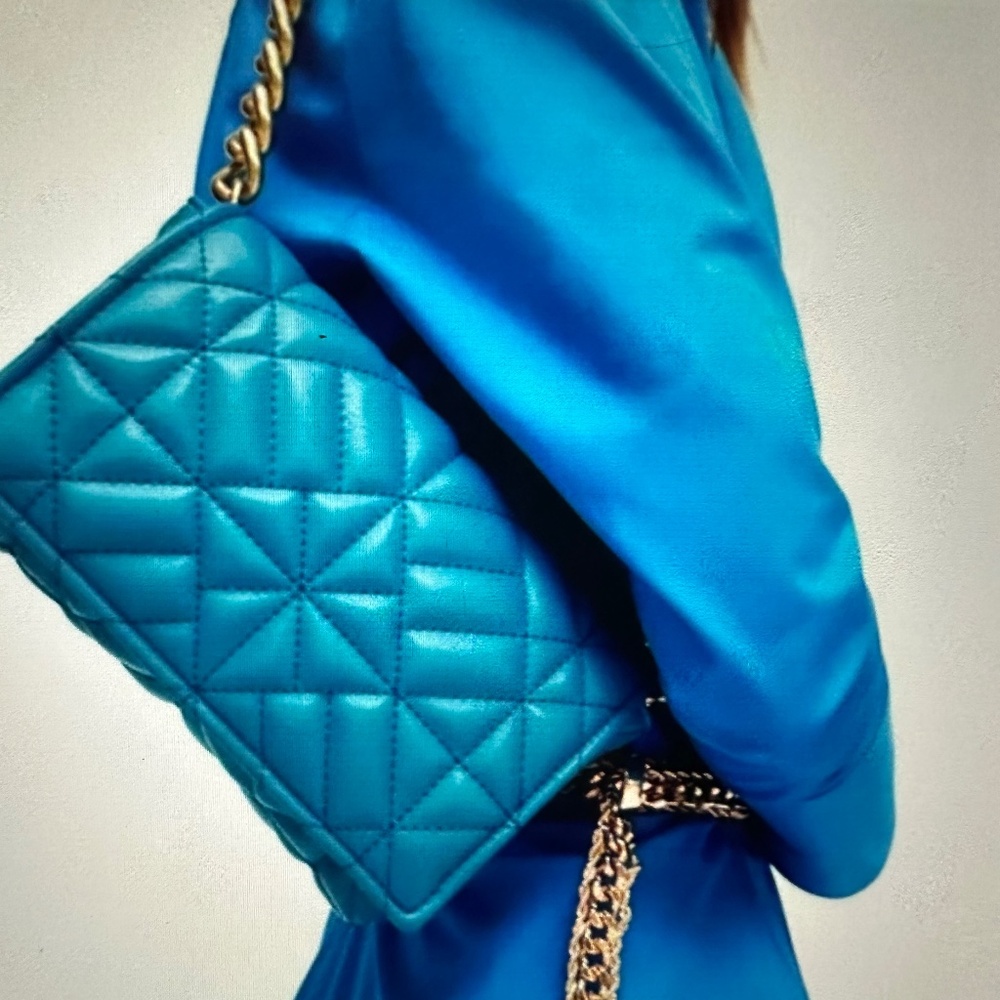 ZARA QUILTED SHOULDER BAG IN BLUE WITH LARGE GOLD CHAIN. NWOT